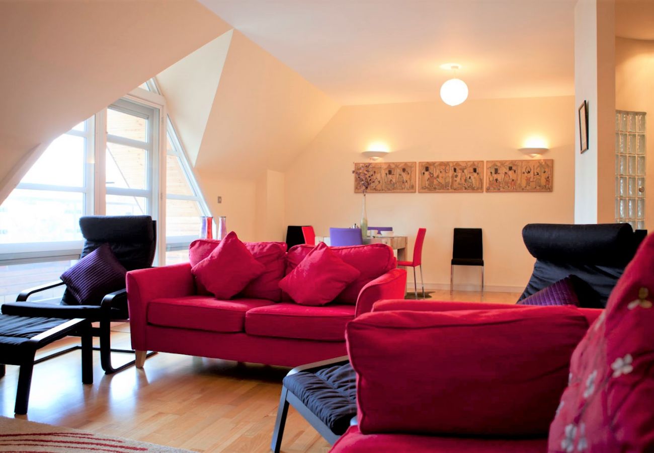 Apartment in Ipswich - 2 Bed/2 Bath Penthouse, Central, Parking, (3rd Flr